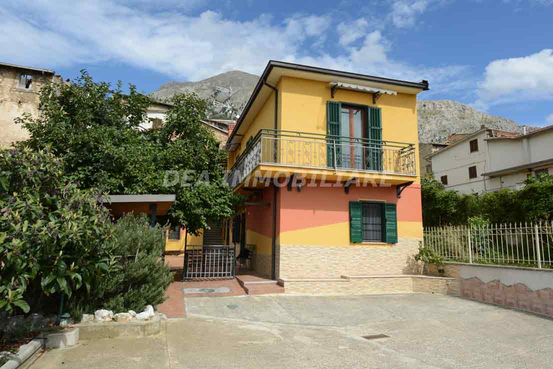 Celano, via Piccolomini. Casa indipendente con giardino